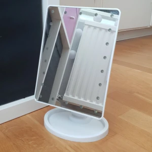 Smink spegel  - Shysterbar spegel! Bra skick helt ny! Kontakta vid pris och frakt! 