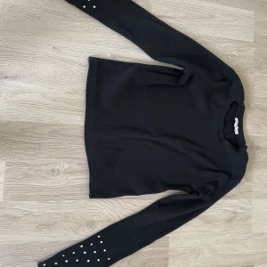 Blus med vita sten på armarna - Använd 2 gånger