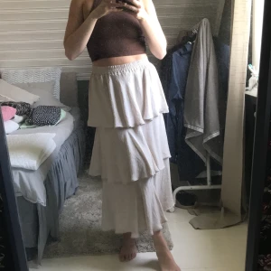 Midikjol - Midsommarkjolen!!🍒🍉 superfinkjol med volanger i olika lager