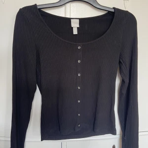 Svart topp - Svart ribbad topp. Ganska använd men fortfarande väldigt mjuk 🖤