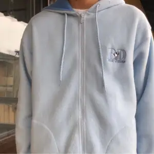 Supercool ljusblå zip-hoodie med texten 