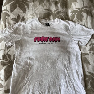 ”Fuck off” t-shirt - Vit t-shirt med trycket ”fuck off” i rosa använd men i fint skick finns på flera sidor