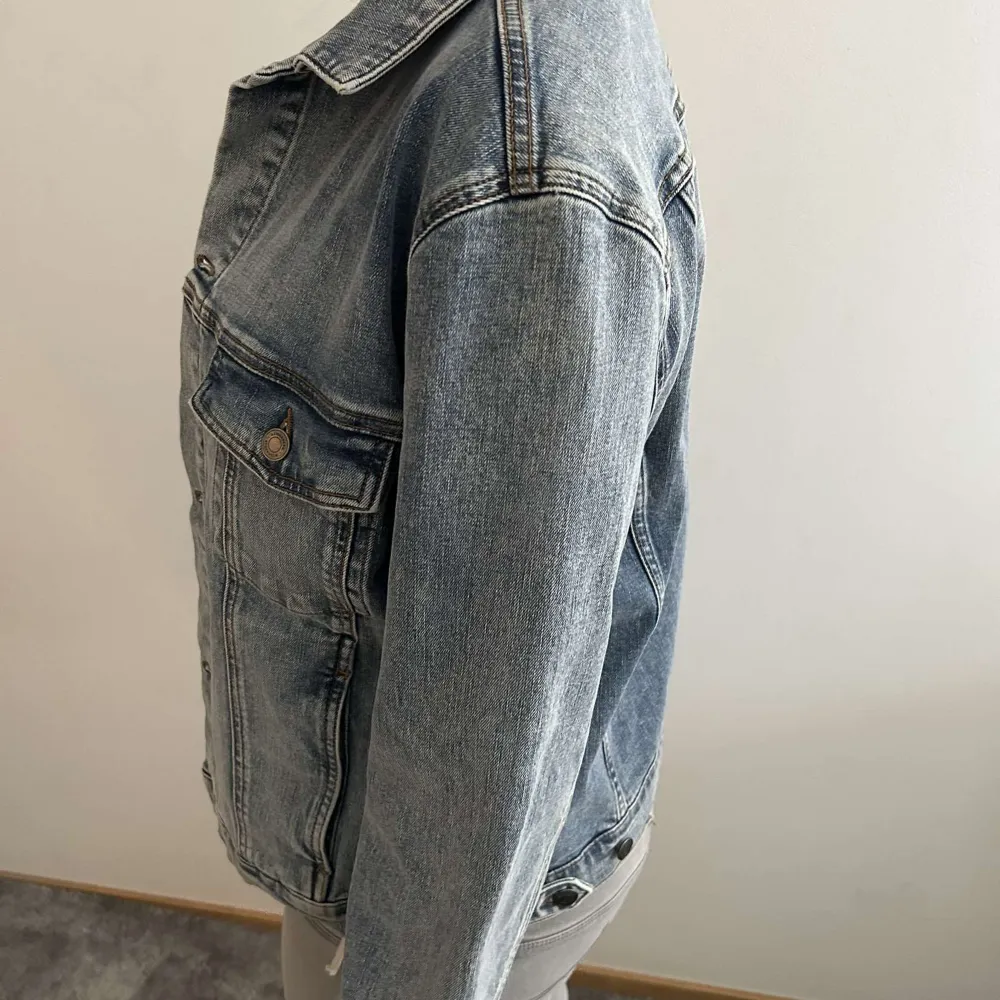 Säljer denna fina Jeans jacka från J.Lindberg då den inte kommer till användning!. Jackor.