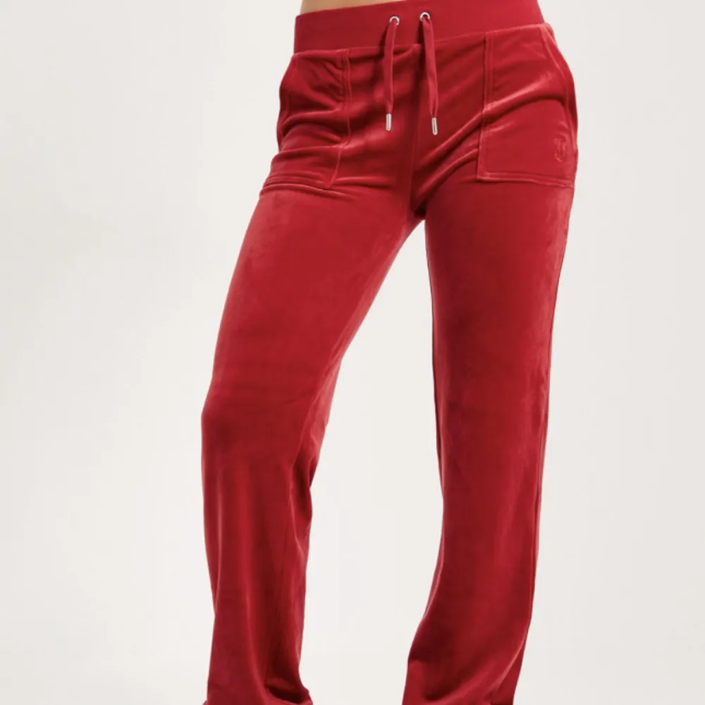 Jag säljer dessa då det inte är min stil. Köpta från juicys egna hemsida för 1100 och säljer för 550.. Jeans & Byxor.