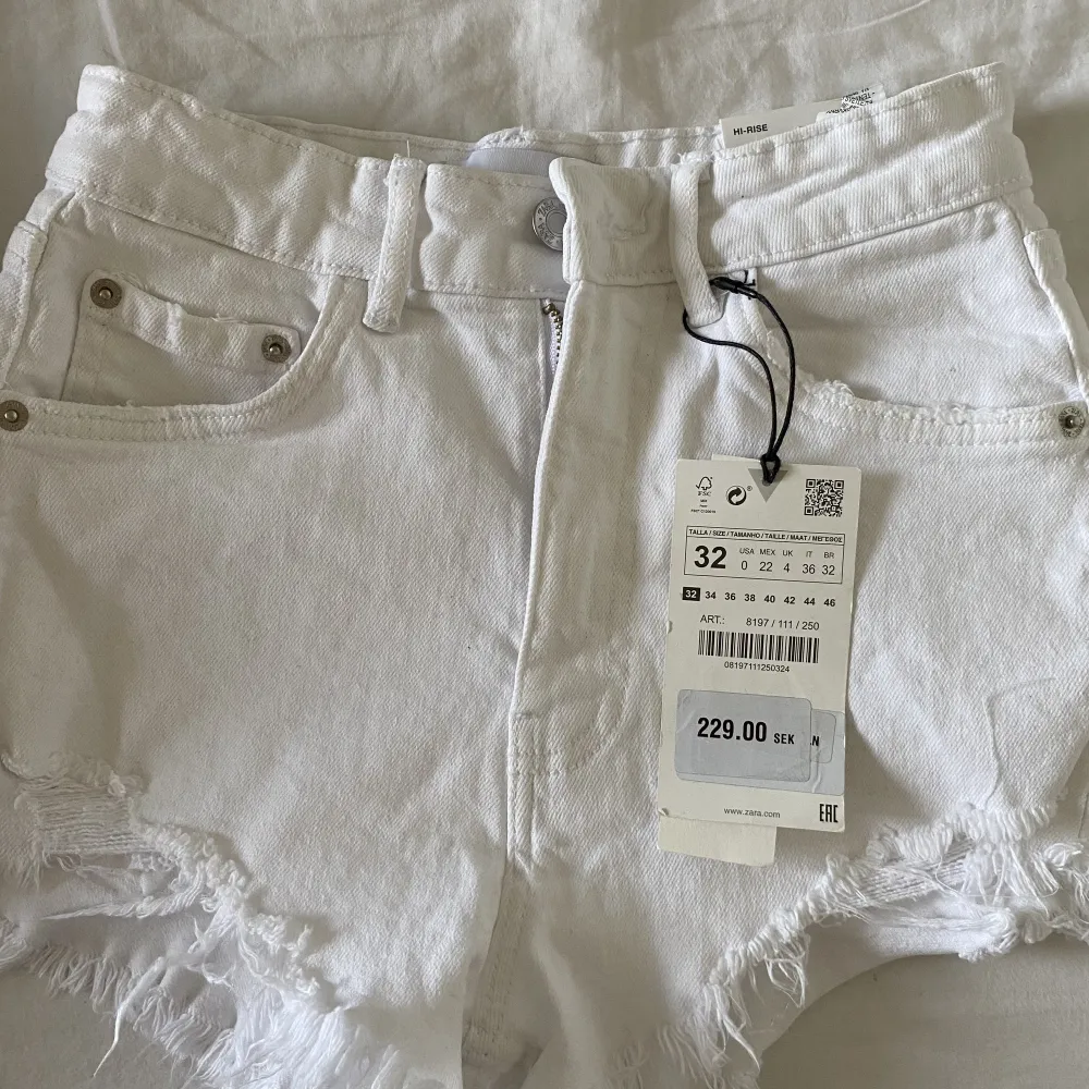 Säljer ett par vita shorts från zara. Så fina, dom har prislappen kvar eftersom att jag aldrig har använt dom. ❤️storlek 32 men skulle mer säga att dom passar 34❤️. Shorts.