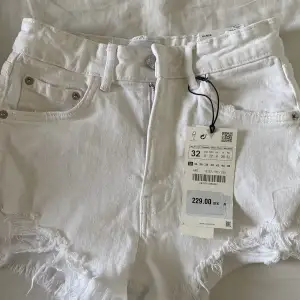 Säljer ett par vita shorts från zara. Så fina, dom har prislappen kvar eftersom att jag aldrig har använt dom. ❤️storlek 32 men skulle mer säga att dom passar 34❤️