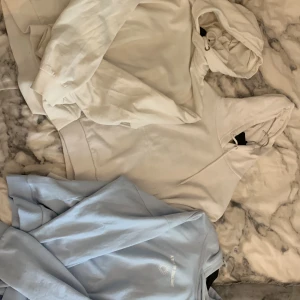 Hoodies  - Säljer en blå, vit och off white hoodie, antingen alla för 250 eller 1 för 100