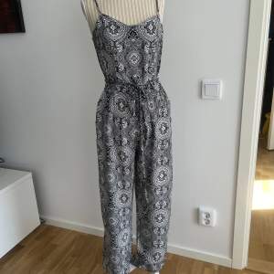 Jumpsuit st S  Med fickor Normal längd