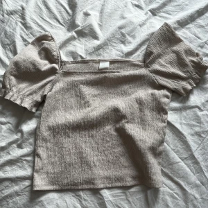 Topp - Topp som man antingen kan ha uppe på axlarna eller dra ner 🫶🏻 använd fåtal ggr