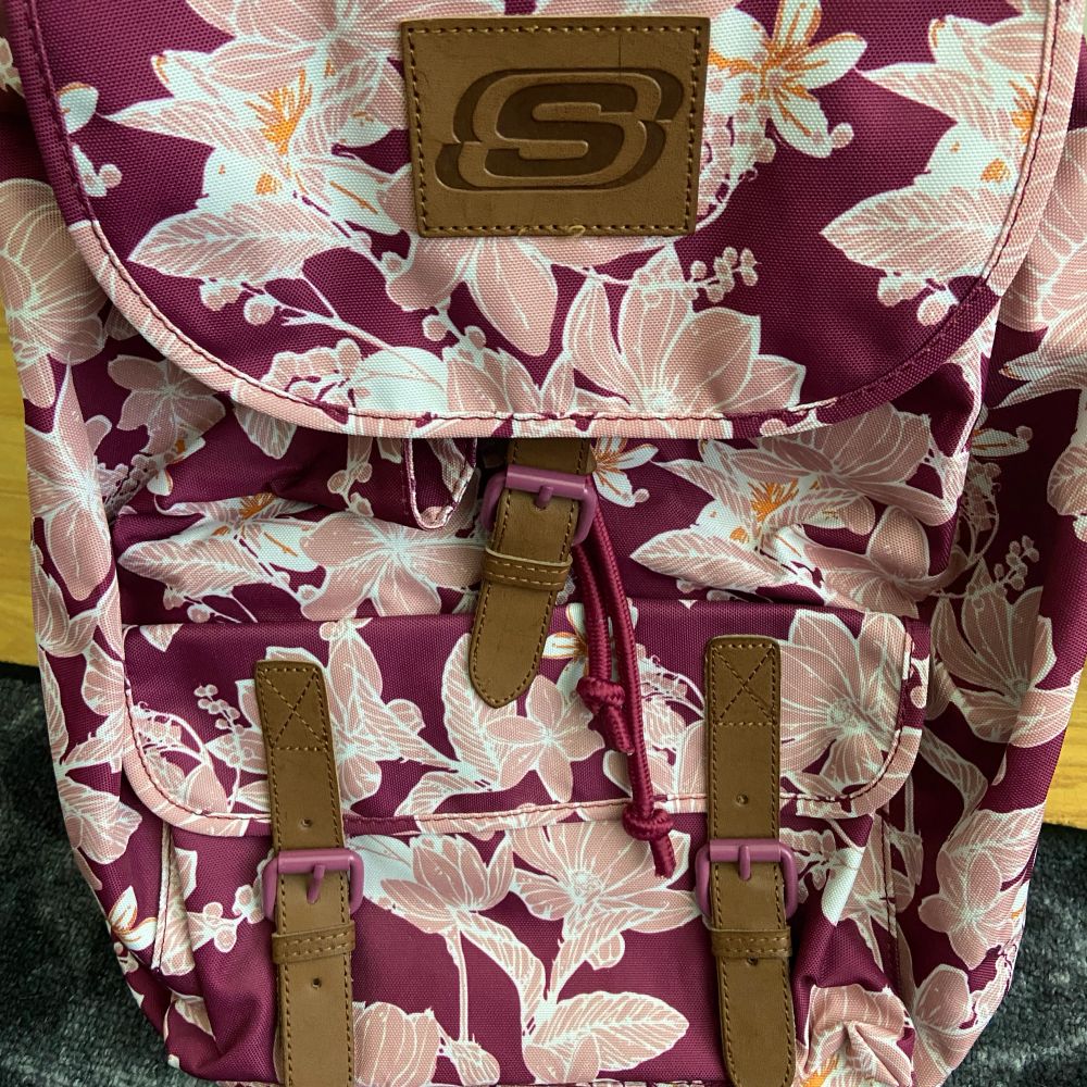 Ryggsäck med blommigt mönster, helt ny:). Väskor.