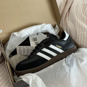 Adidas Samba 38 - Säljer ett par helt oanvända Adidas Samba i storlek 38 (lite små i storlek).