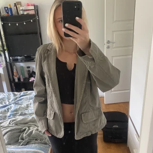 Jeansjacka - Militärgrön jeansjacka från Lindex! Storlek 46 men sitter typ som en M på mig som i vanliga fall har xs. Köpare står för frakt, skriv innan ni köper!💖