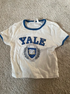 Blå Yale Croptop - Blå yale croptop för barn  Bra skick Aldrig använts Tvättas innan skick 