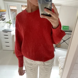 Tjocktröja - Röd tjocktröja från hm, supermjuk och skön. Dm för frågor och fler bilder 💞
