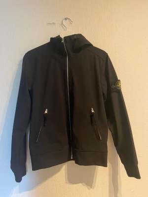 Stone Island jacka  - Svart ”Light soft Shell-r” jacka. Använd fåtal gånger, fint skick. 