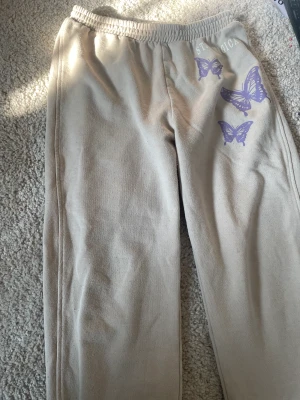 Beige mjukisbyxor  - Beige mjukisbyxor för barn  Bra skick Använda Inga fläckar eller hål Tvättas innan skick 