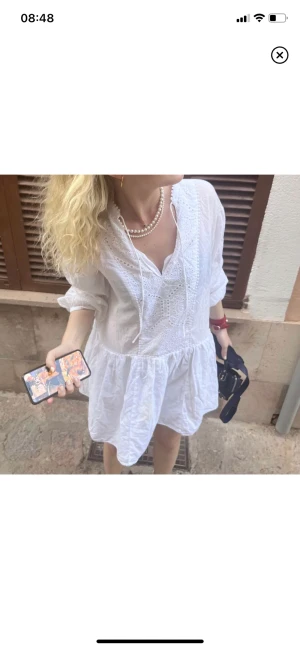 Klänning  - Säljer denna superfina vita klänningen från H&M 