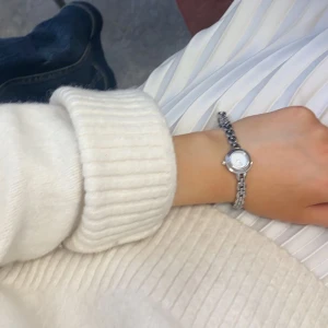 Bouvou klocka  - Slutsåld Bouvou klocka i silver, köptes i mars och är i nyskick. Nypris 1,295 och säljer för 950 inklusive frakt 🥳🫶🏼💘