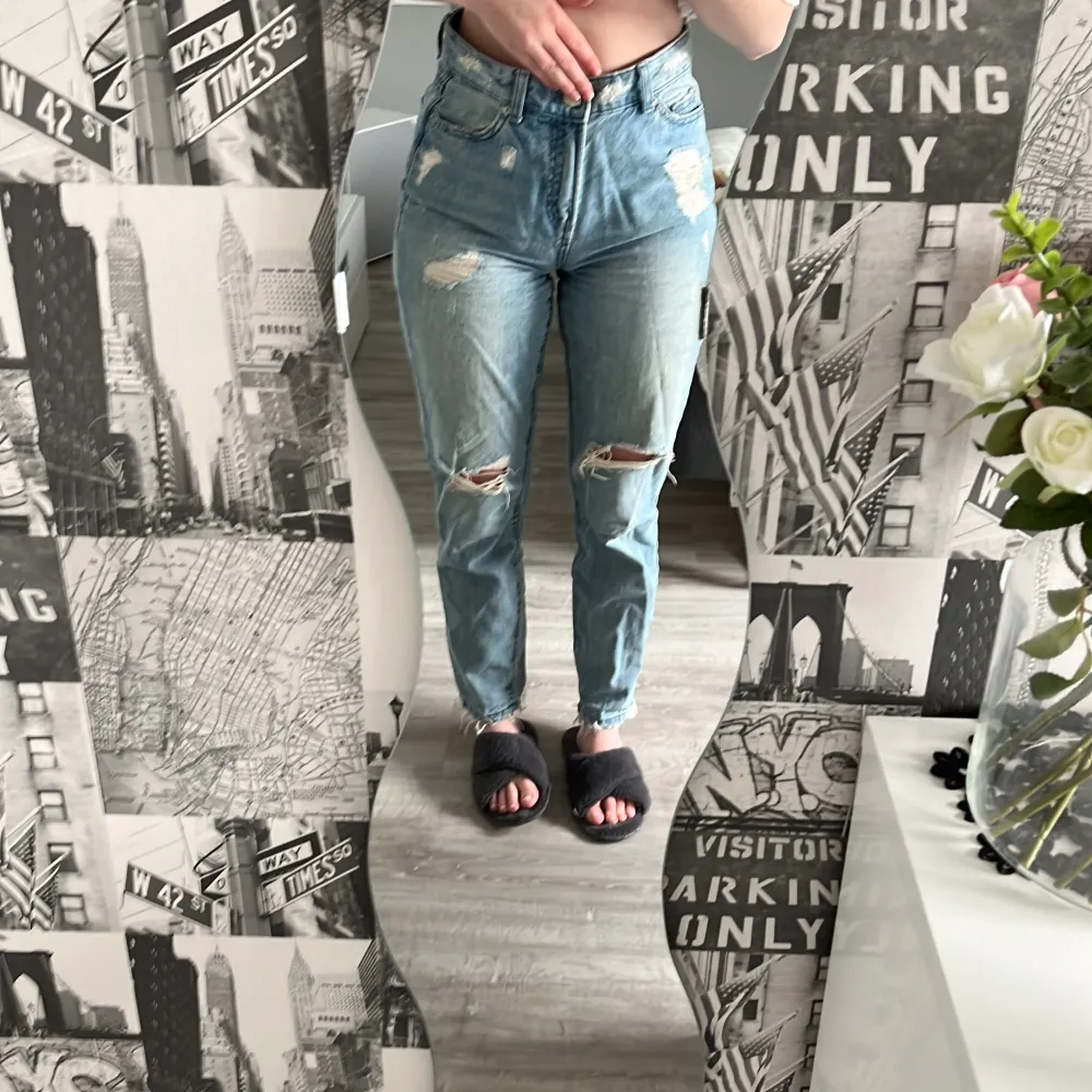 Fina blåa jeans med hål och slitningar . Jeans & Byxor.
