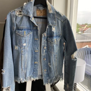Jeans jacka - Säljer denna jätte fina jeans jacka som tyvärr blivit för liten för mig, strl 36! 💕