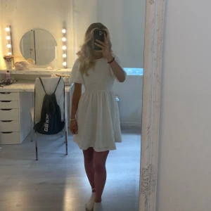 Klänning - Super gullig klänning med jätte fin knytning i ryggen perfekt inför skolavslutning/student😍 helt ny och aldrig använd✨ skriv för fler bilder🥰🤍