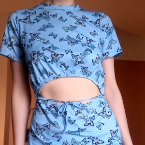 Klänning Sommar Fjäril 36 S - Säljer nu denna klänning i nyskick. Så himla snygg nu till sommaren. 💙🌞🌻👌 Har 4 snören vid sidan som kan knytas på olika vis.⚘ Material: 100% bomull   Size: 36  Vid frågor eller funderingar kontakta mig gärna 🌞🌻🤝🤗