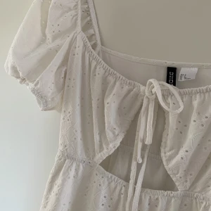 Vit kort klänning strl S - Vit, kort klänning från HM i strl S.