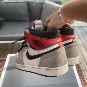 Jordan 1 High OG Smoke Grey - Säljer ett par supersnygga Jordan 1’s, perfekta nu till sommaren! De är i okej skick, replacement box medföljer. Storlek 42, nypris runt 3500kr. Tveka inte att höra av er vid frågor eller funderingar!