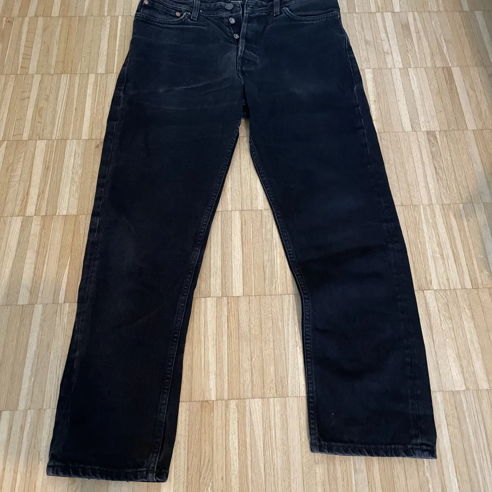 Svarta jeans från Jack and Jones. Storlek 29/30. De sitter ganska löst och är i rätt bra skick. Pris kan diskuteras vid snabb affär.. Jeans & Byxor.
