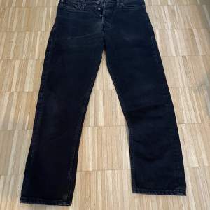 Svarta jeans från Jack and Jones. Storlek 29/30. De sitter ganska löst och är i rätt bra skick. Pris kan diskuteras vid snabb affär.