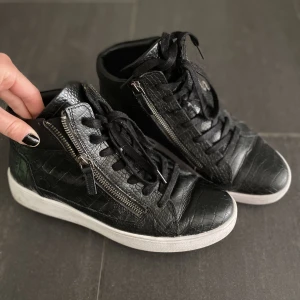 Skinnskor - Säljer dessa ur coola skor! I princip aldrig använda, ser ut som nya🙌🏼🙌🏼passar 38-39