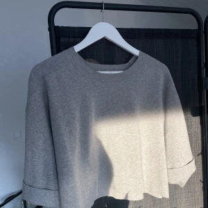 Sommartröja  - En grå t-shirt från mango i storlek L, använd endast en gång, 200kr inklusive frakt. 