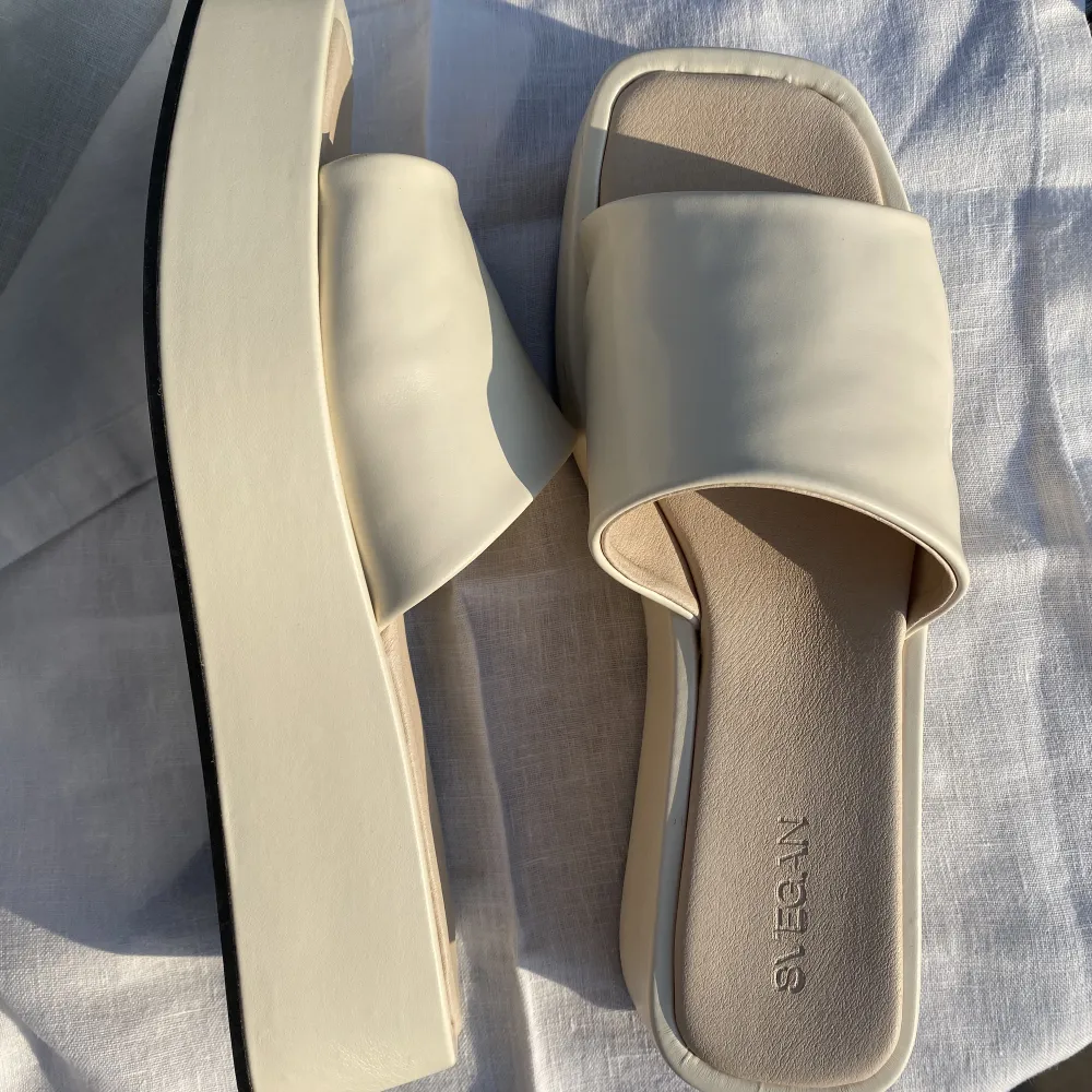 Skor från ALOHAS. ”Janice Warm White Sandals”. Storlek 41. Aldrig använt! 🌸 Nypris 1200 kr.. Skor.
