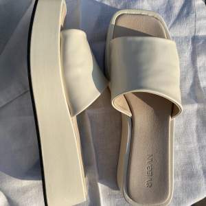 Skor från ALOHAS. ”Janice Warm White Sandals”. Storlek 41. Aldrig använt! 🌸 Nypris 1200 kr.