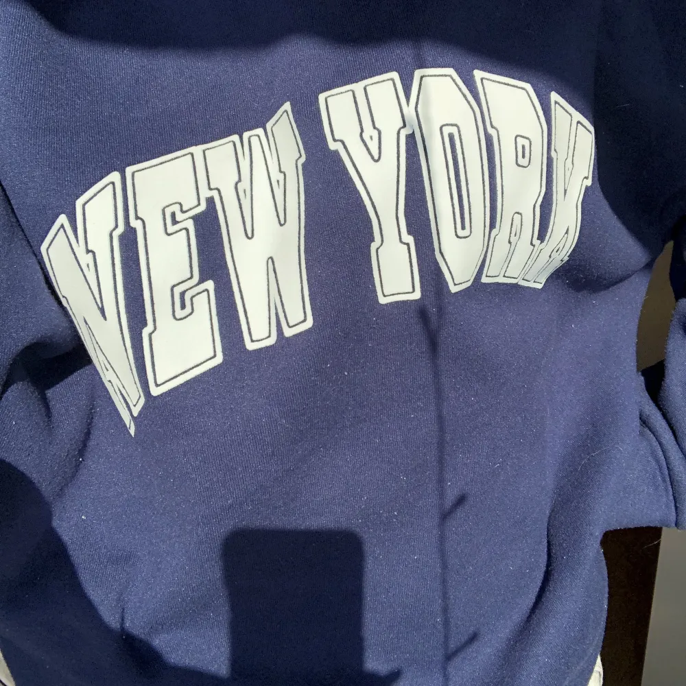 Säljer den här mörkblåa sweatshirten med tyck där det står ”New York”. Bra skick. Säljer då jag inte använder den längre . Hoodies.