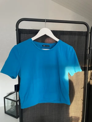 Sommar topp från Zara - En blå skön t-shirt från zara, i storlek L, 70kr exklusive frakt