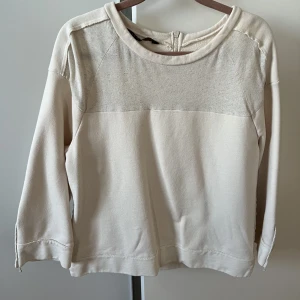 Beige tröja  - Säljer pga garderobrensning. Beige tröja från Zara. Mjuk, skön material. 