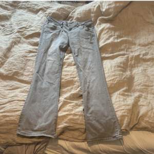 Säljer dessa as snygga grå Lågmidjade jeans då dom inte har någon användning,skriv tips på pris! Köpare står för fraktk!🫶🏻
