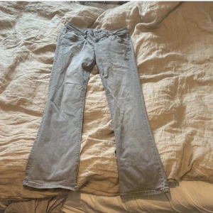 Ltb - Säljer dessa as snygga grå Lågmidjade jeans då dom inte har någon användning,skriv tips på pris! Köpare står för fraktk!🫶🏻