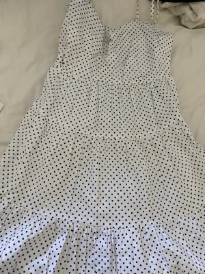 Prickig klänning  - Prickig klänning Aldrig använd 