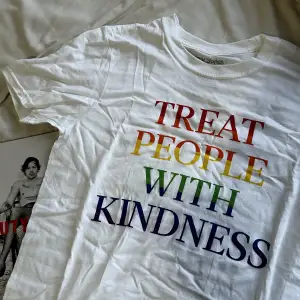 Säljer en limited edition Pride treat people with kindness tröja från Harry styles hemsida Den är aldrig använd och har legat långt inne i garderoben så den är väldigt skrynklig, kan tvätta och stryka innan den skickas 