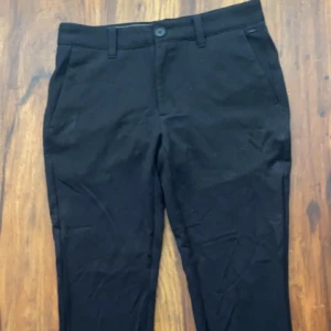 Svarta kostym byxor  - Fräscha svarta kostym byxor 🌟 Säljes eftersom storleken inte passar mig 🌟   Hör gärna av dig vid intresse!