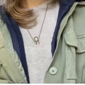 dödskalle halsband  - säljer detta ascoola halsbandet med en dödskalle❤️