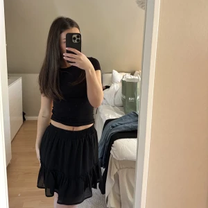 Svart kjol - supersöt svart kjol med volanger😍 Bra skick!! 