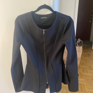 Kofta med dragkedja - Svarta kofta/ kavaj