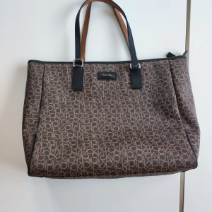 Calvin Klein väska  - Calvin Klein väska  Mycket gott skick  Djur/rökfri Mått ca 40×31