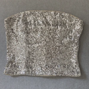 Festtopp - Säljer denna fina glittriga fest toppen, aldrig använd och är i storlek S, hör av dig för fler bilder 🌸