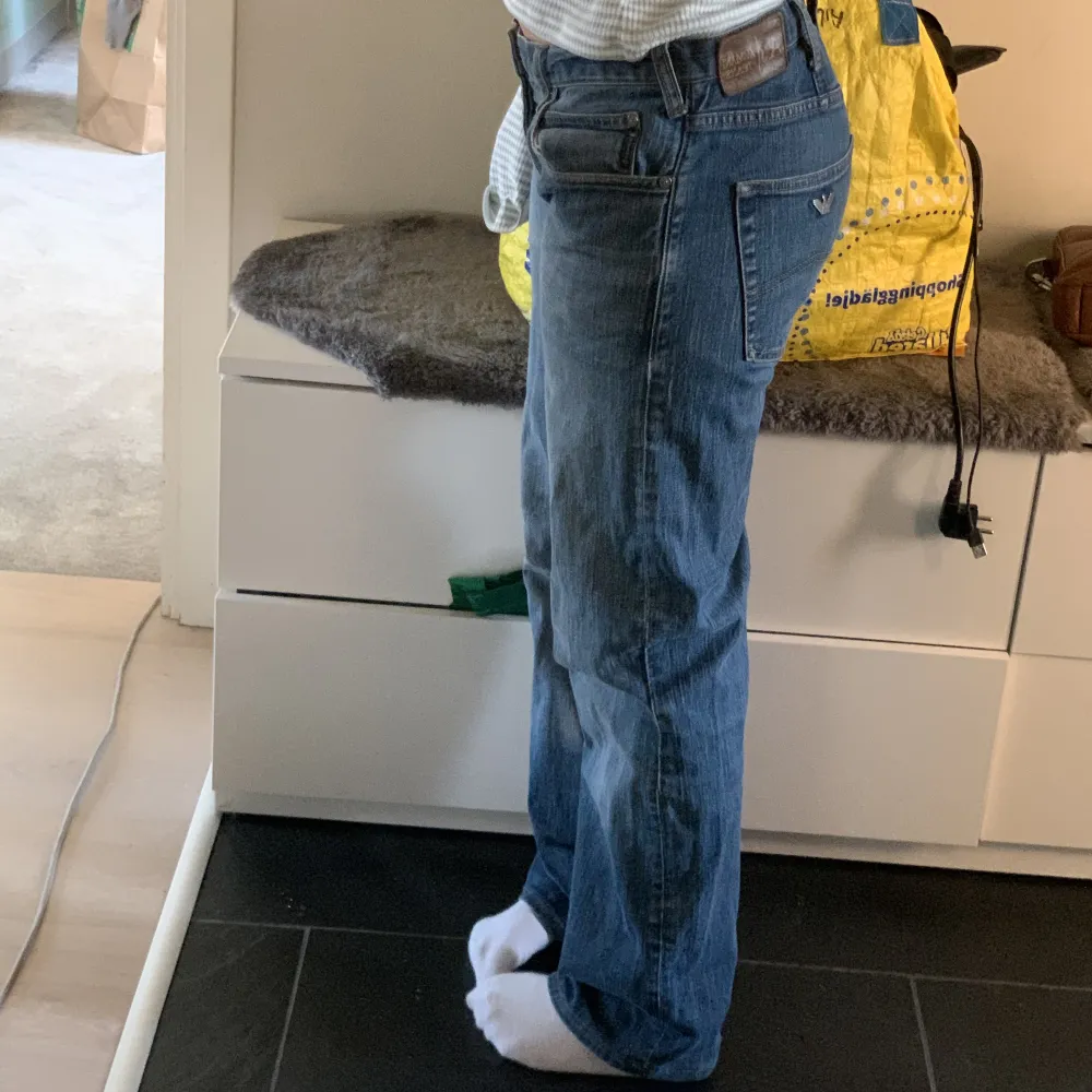 Säljer dessa Armani jeans som jag tidigare har sytt om till lågmidjade, jag inte andvänd dem på länge, så derför säljer jag dem💕, oklart vilken exakt storlek men passar nog S och M storlekar😊. Jeans & Byxor.