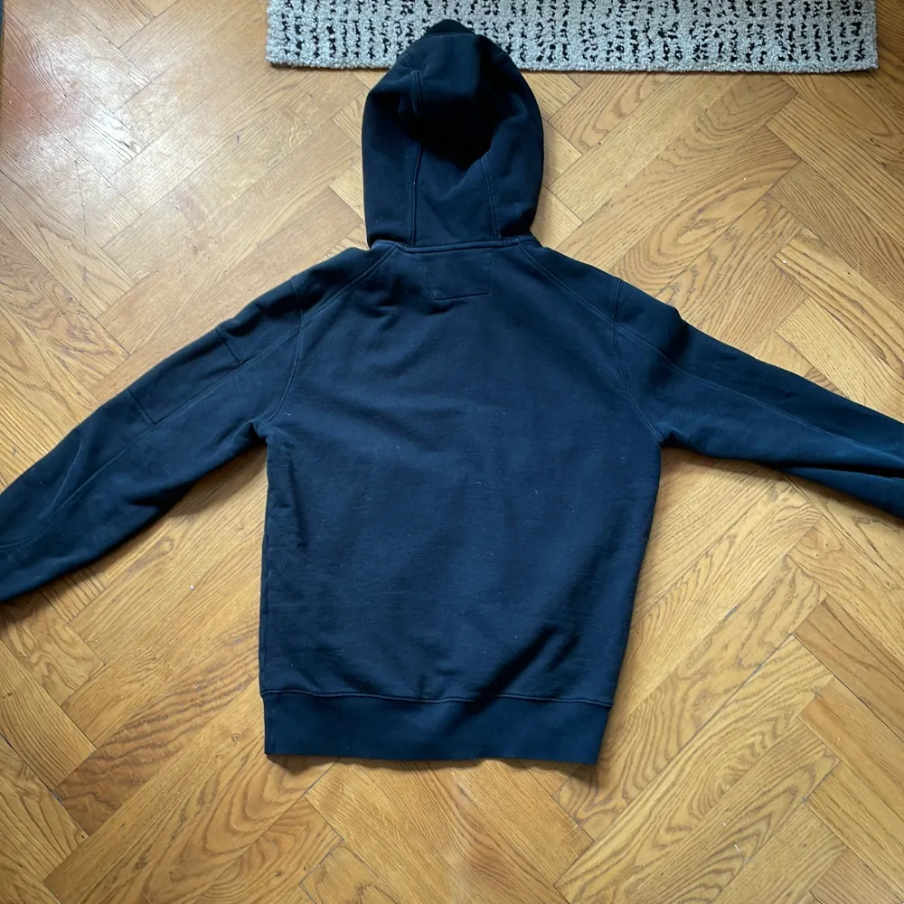 säljer en cp company hoodie köpt på nk stockholm cirka 1 år inte använt mycket strl M . Hoodies.