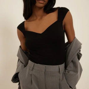 Fin topp från NA-KD - Superfin topp från NA-KD som tyvärr inte passar😥 aldrig använd 🩷 strl 34